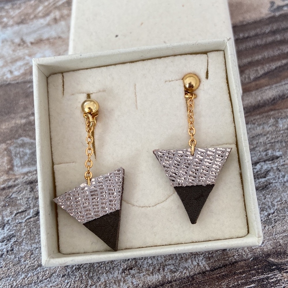 NWT 🎉  leather triangle earrings with gold plated chain